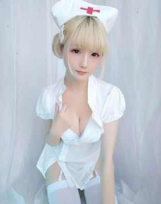 被套上自动挤奶器