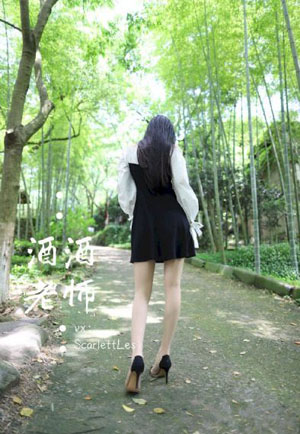 厨房掀起老师裙子挺进去视频